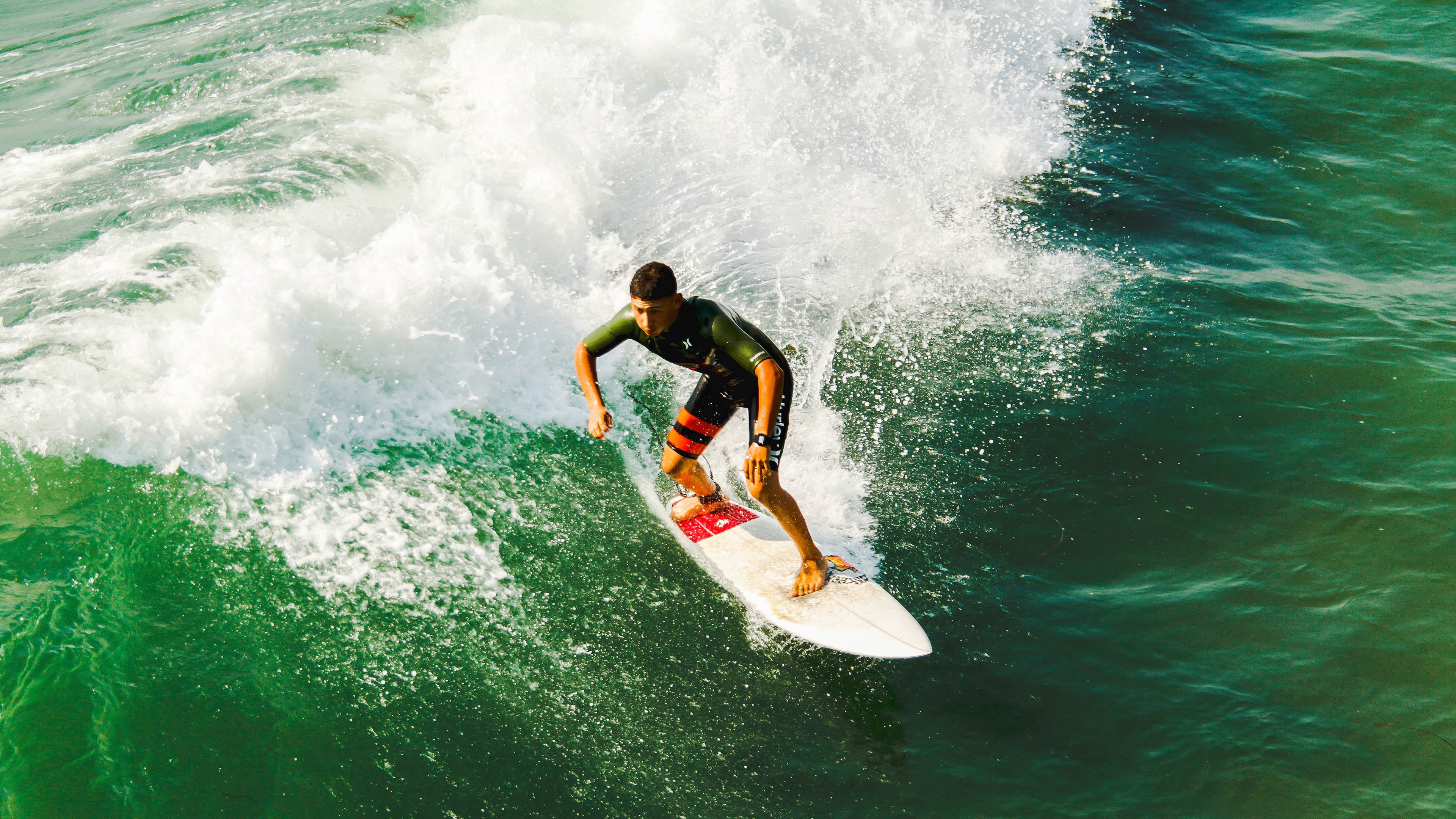 _城市天空漂移：在高楼间追逐速度_，漂浮在城市的天空